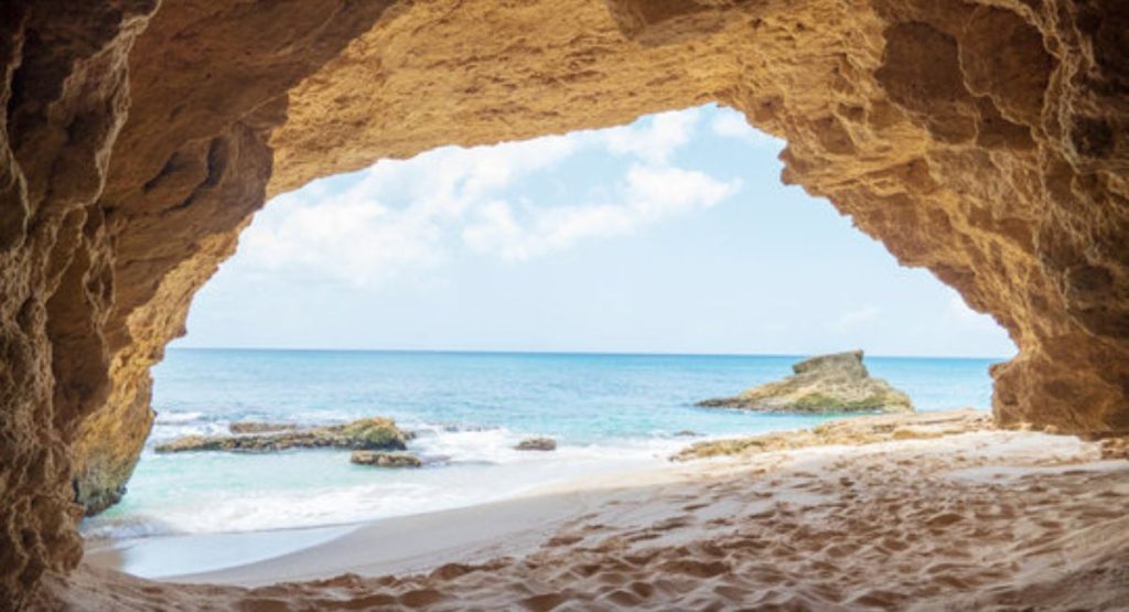 cupecoy-beach-cliffs-and-sunsets